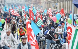 Un momento della manifestazione di Cgil-Cisl-Uil per chiedere la riforma della legge Fornero sulle pensioni con un corteo in bicicletta da Porta Susa a Piazza Castello a Torino, 2 aprile 2016. Fonte: ansa.it